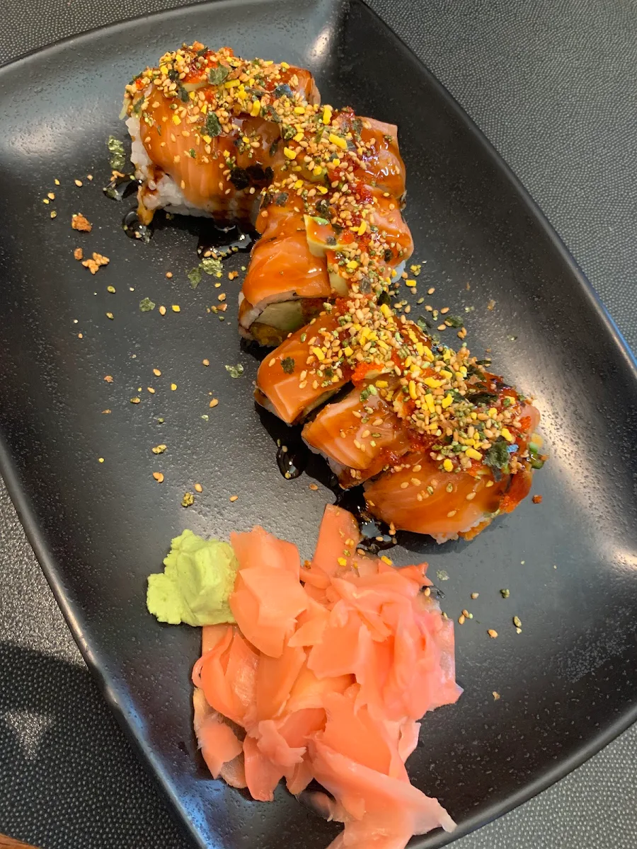 Rainbow Roll, MI-NE Japanese Restaurant