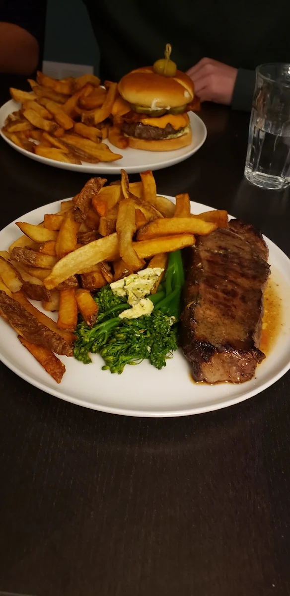 New York Striplion with Veggies and Fries