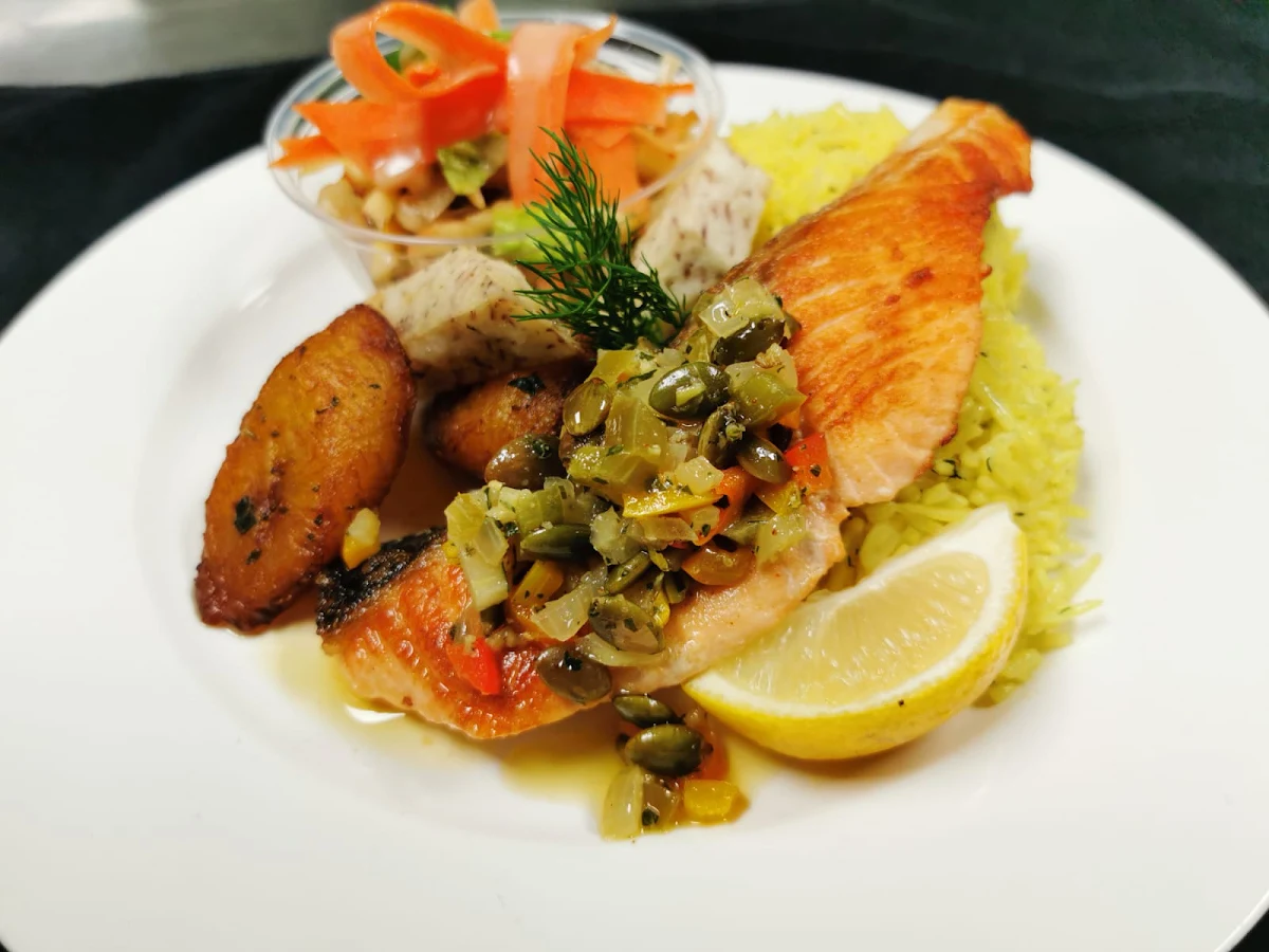 Poisson Saumon Grillé Riz Frit Plantain Patate Frite Maison Grilled Fish Salmon