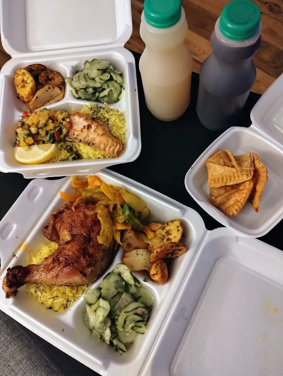 Poulet Aléjo Saumon Grillé Pastel Jus Gingembre Et Jus Hibiscus