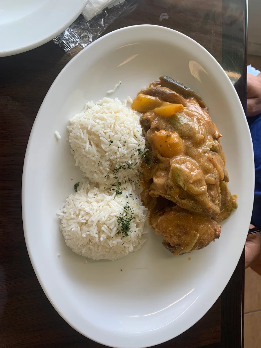 Poulet Badou Avec Riz Blanc Chicken Badou With White Rice