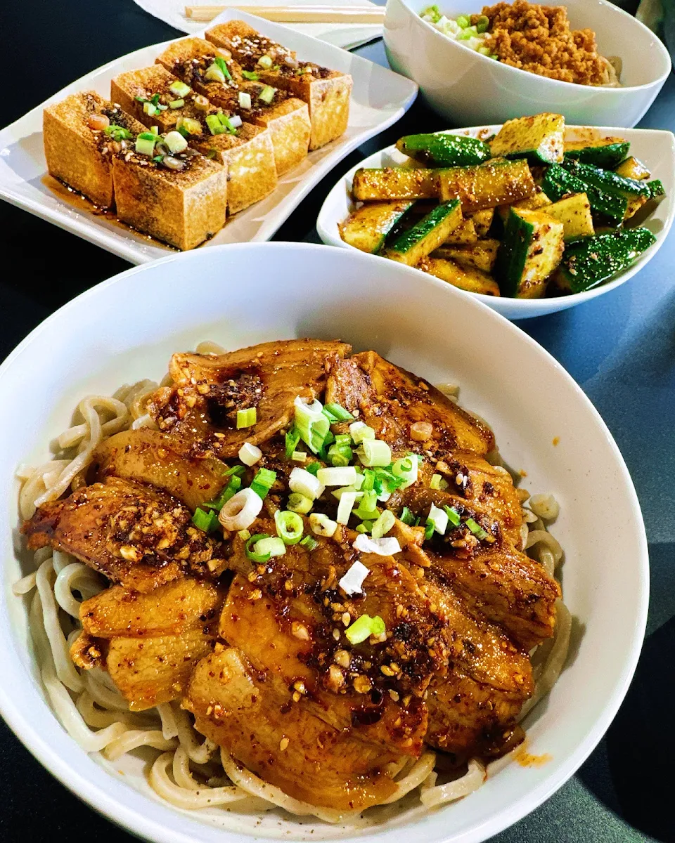 Sliced Pork with Garlic Sauce Noodles