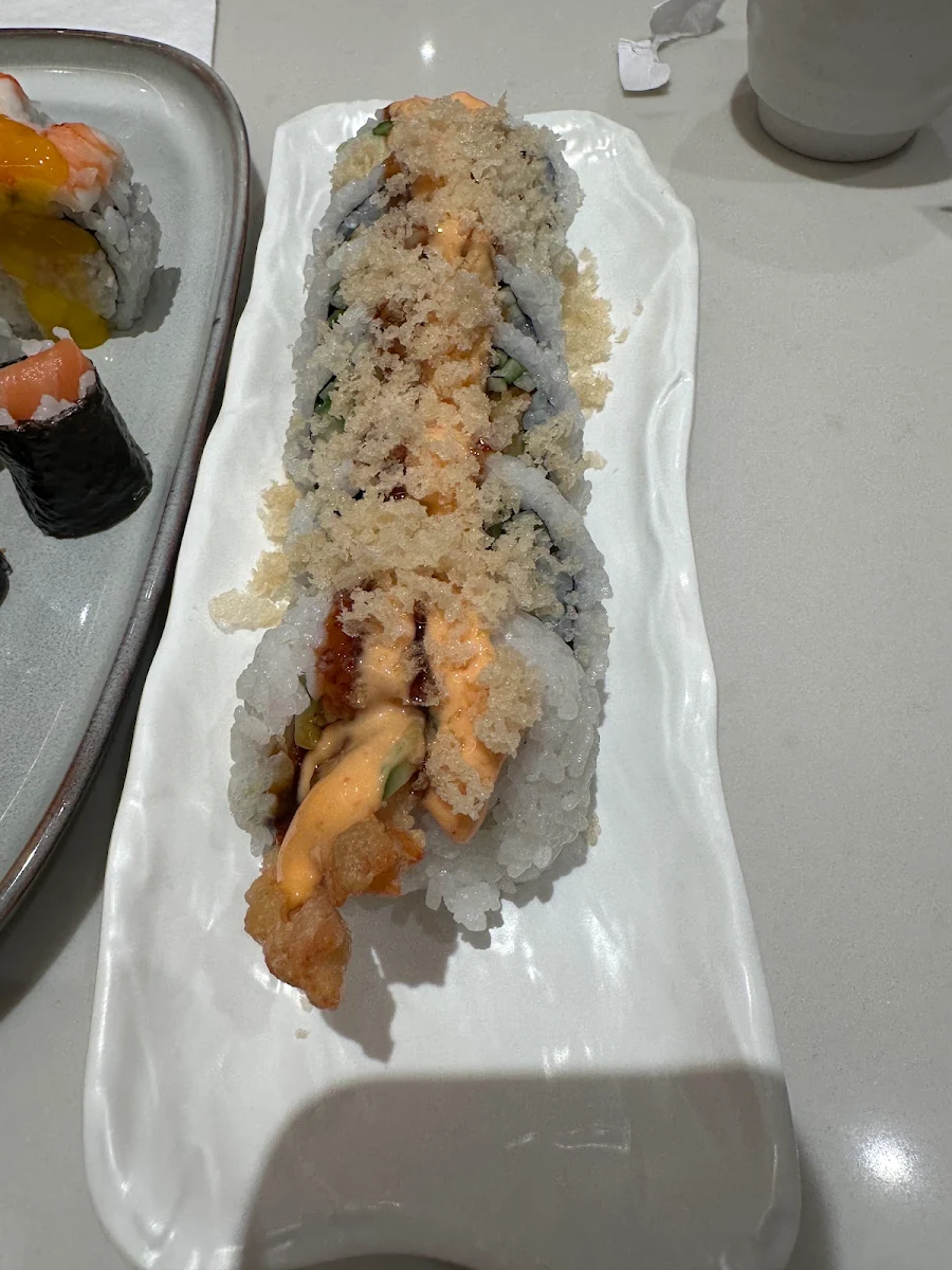Crunch Dynamite Roll with Sauce Flake on Top