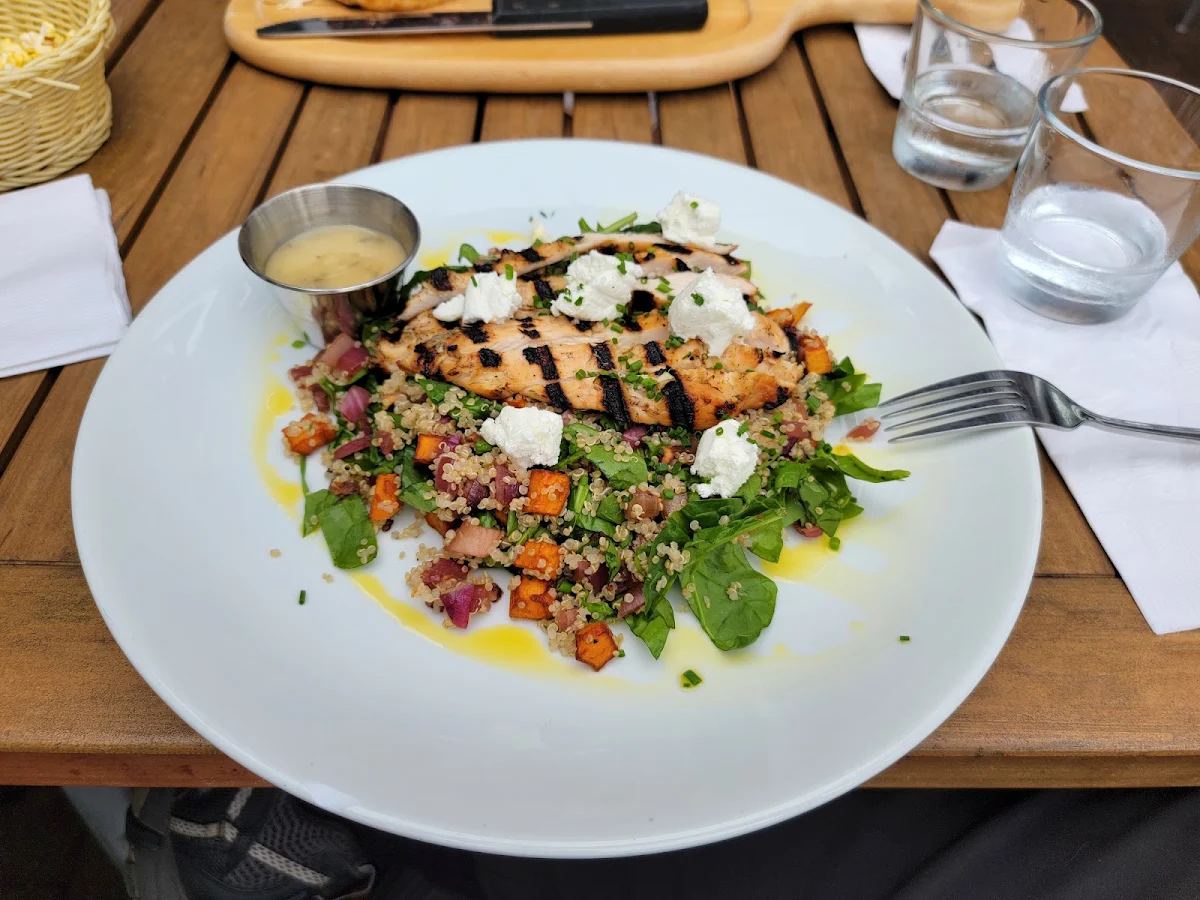 Salade de Quinoa & Poulet Grillé Quinoa & Grilled Chicken Salad