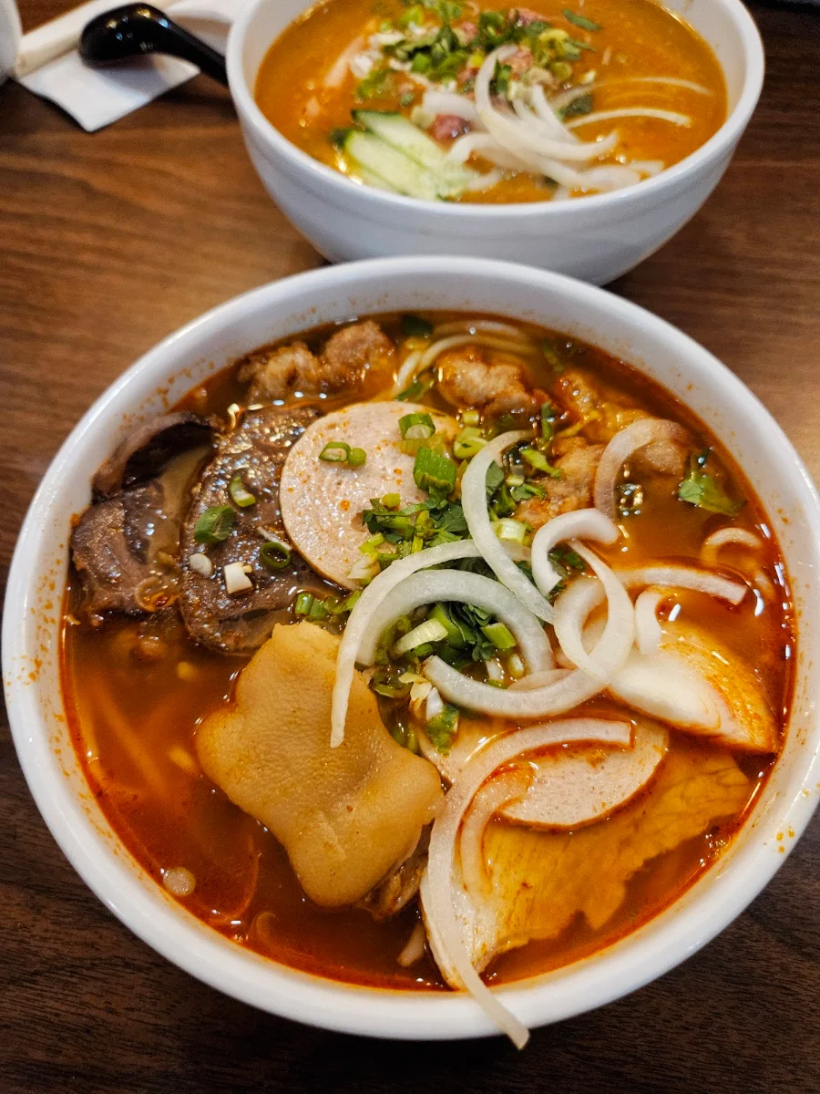 Spicy Beef & Pork & Vermicelli Soup Bun Bo Hue