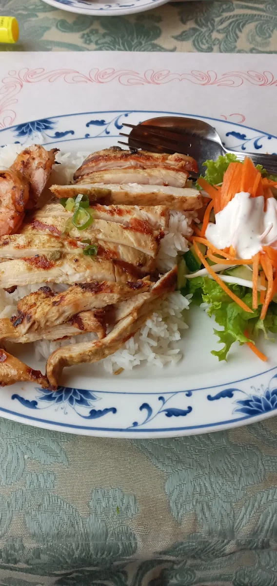 Poulet Grillé Aux Vermicelles Et Rouleaux de Printemps
