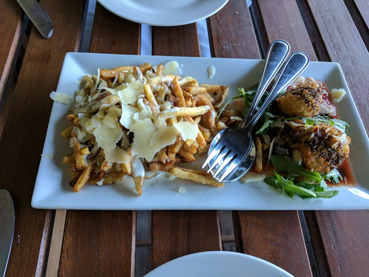 Poutine, Chaise Café & Lounge