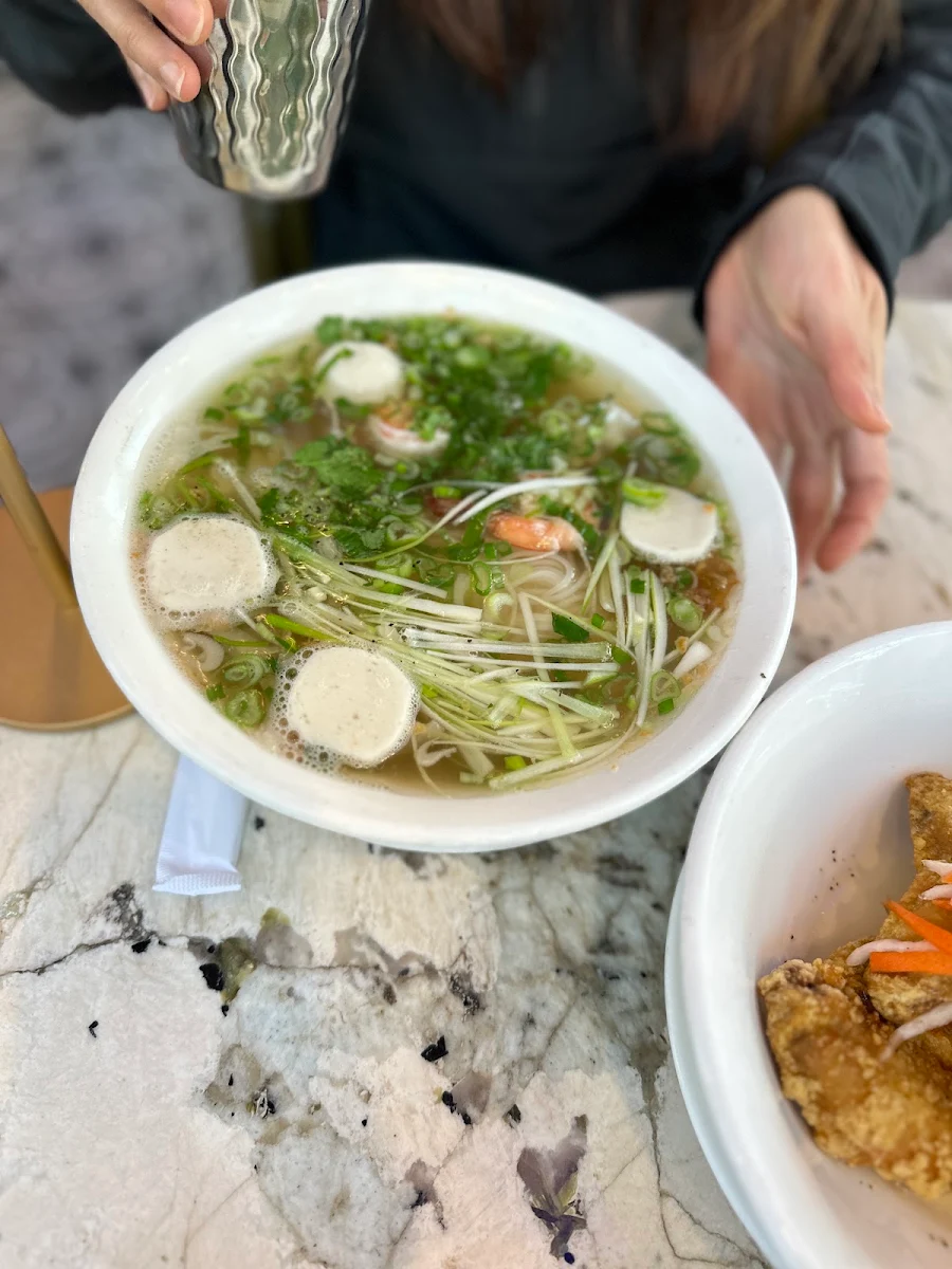 Vietnamese Fried Fish Cake Noodle Soup bn ch C