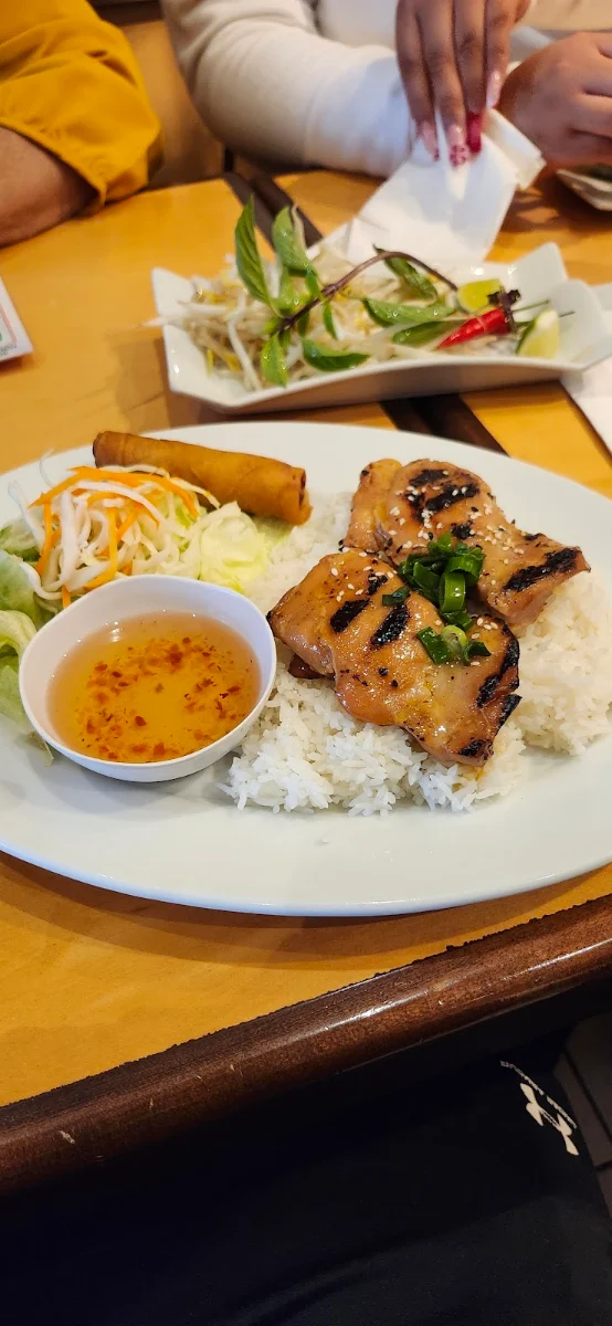 Riz Au Porc Grillé Avec Oeuf Tourne Khanh Hoa c'est Un Oeuf Ailleurs