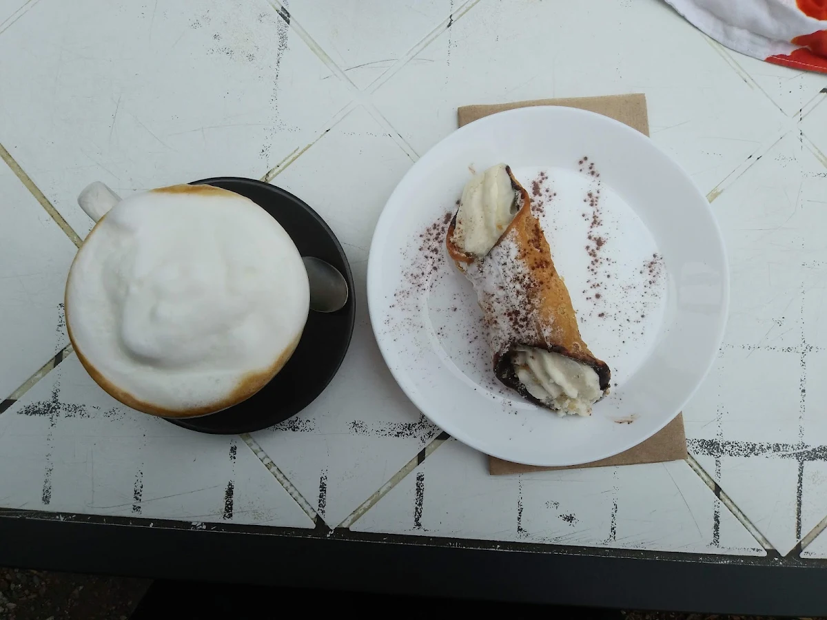 Cappuccino Et Cannoli
