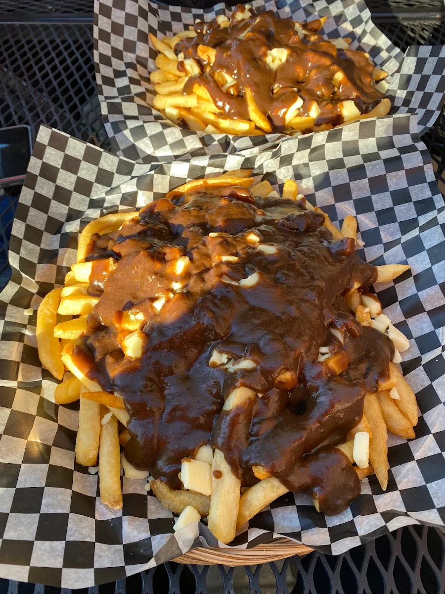 Poutine, Town Wings