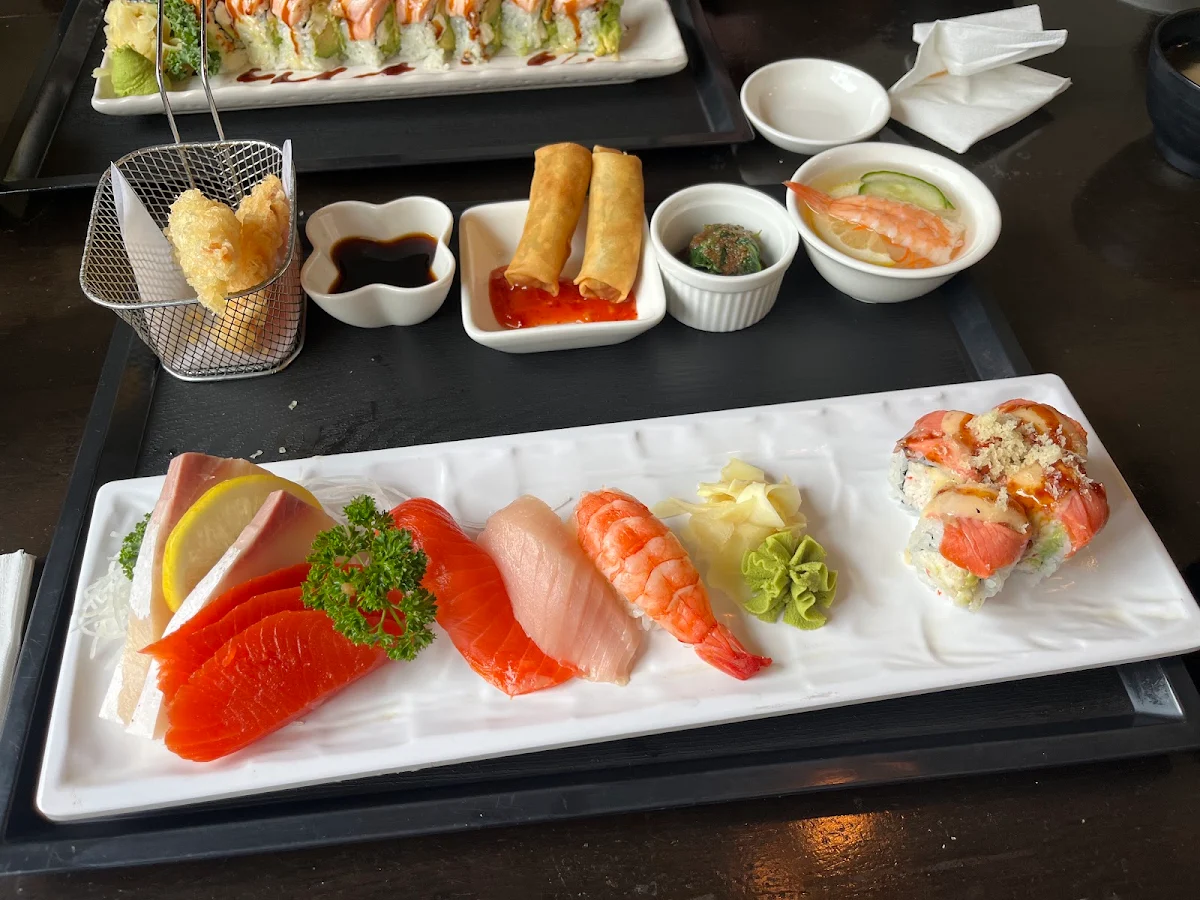 Nigiri Sushi Combo Spicy Tuna Roll