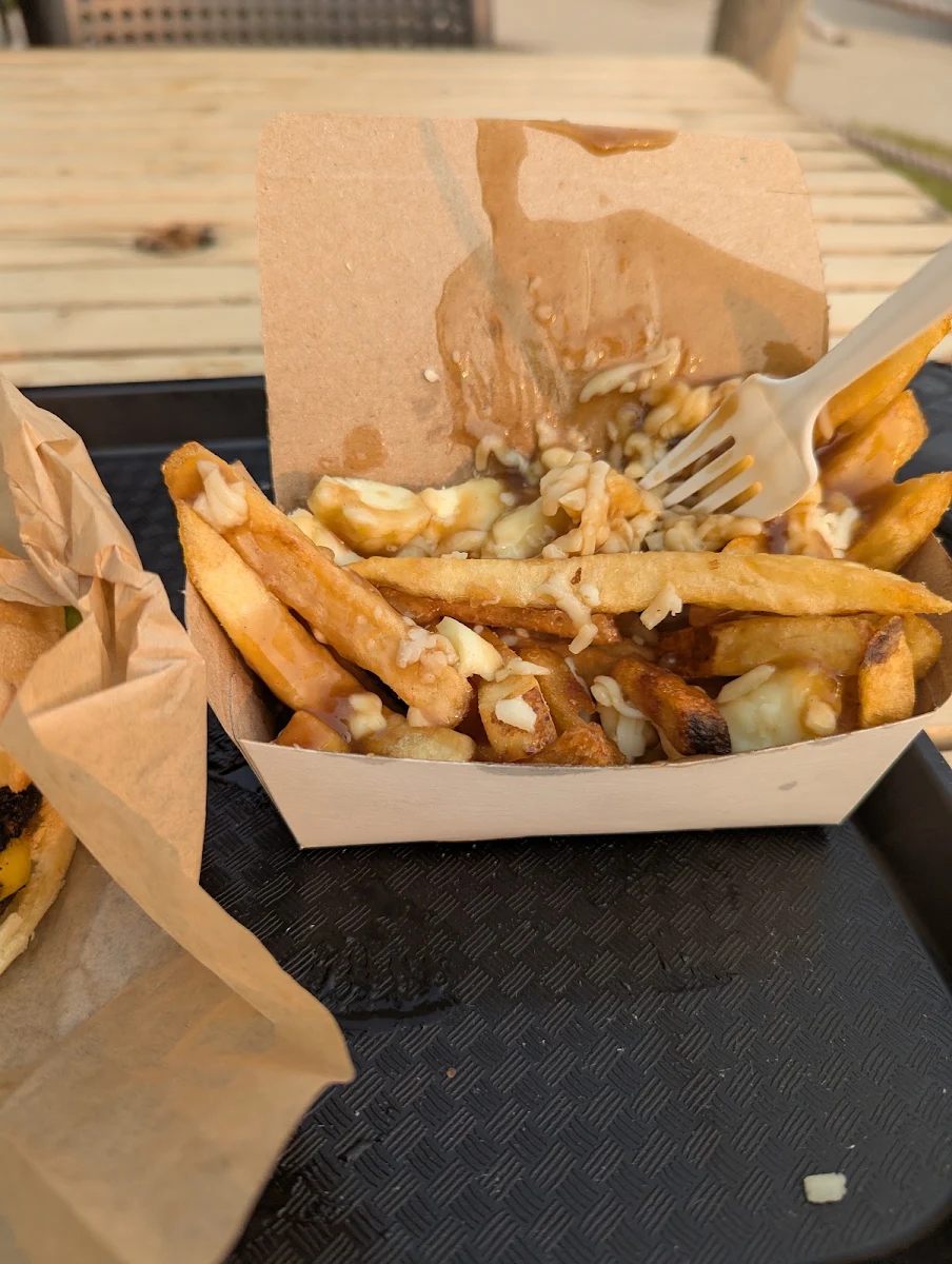 Regular Poutine, Beach Burger