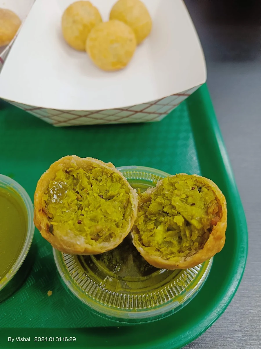 Lilva Kachori Plate 4 pcs Sweet Chutney
