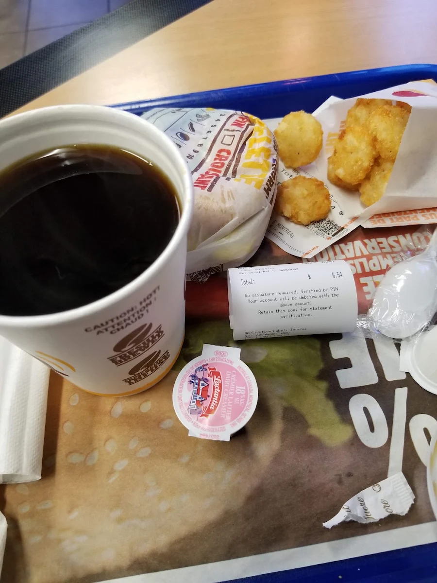 Déjeuner Avec Croissant Et Café Gourmand