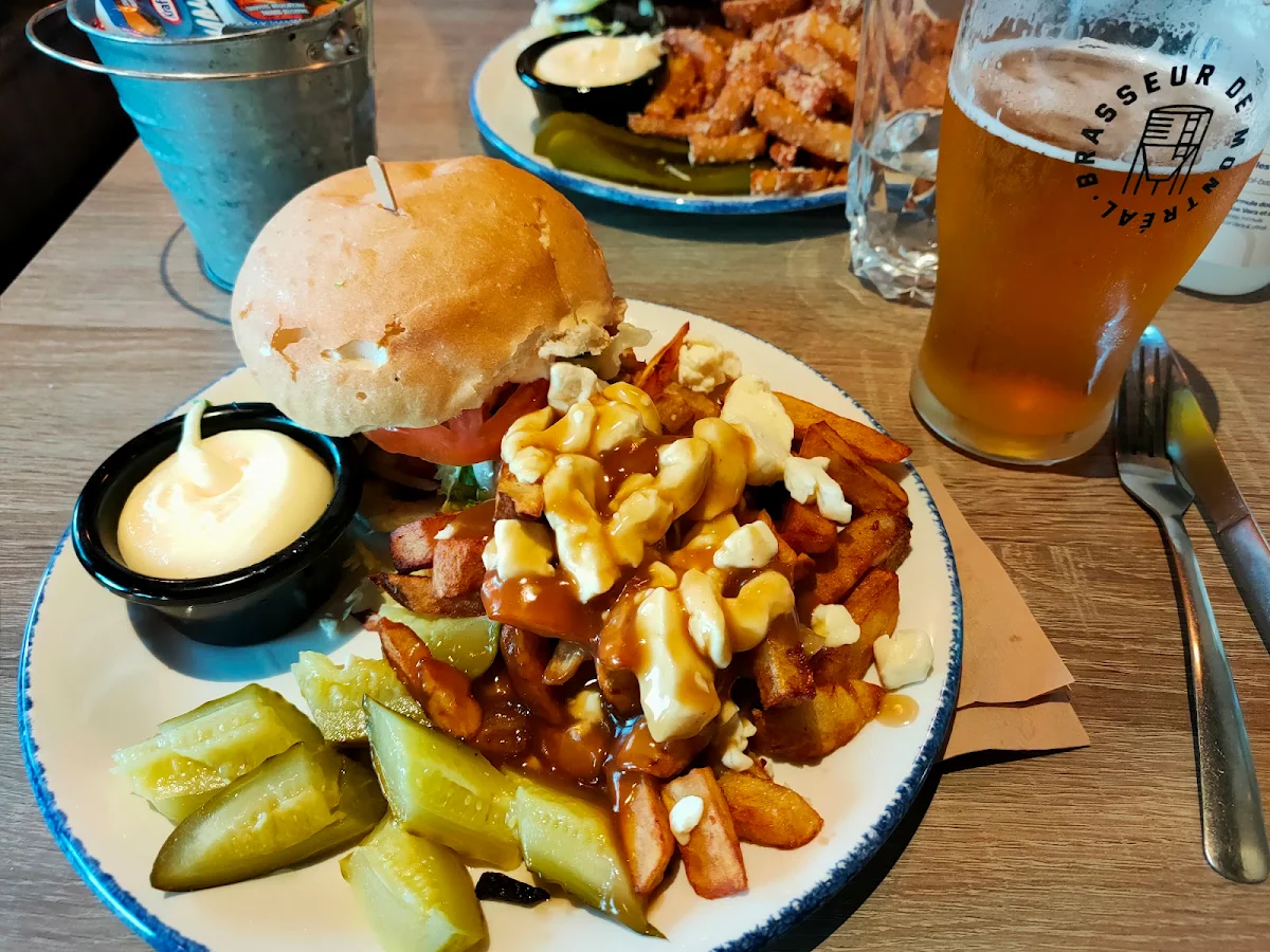 Burger Pirc Effiloché Sauce Cochonne Poutine