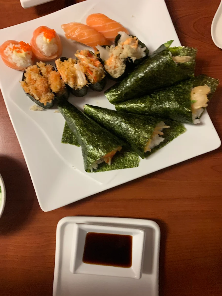 Spicy Salmon Handroll