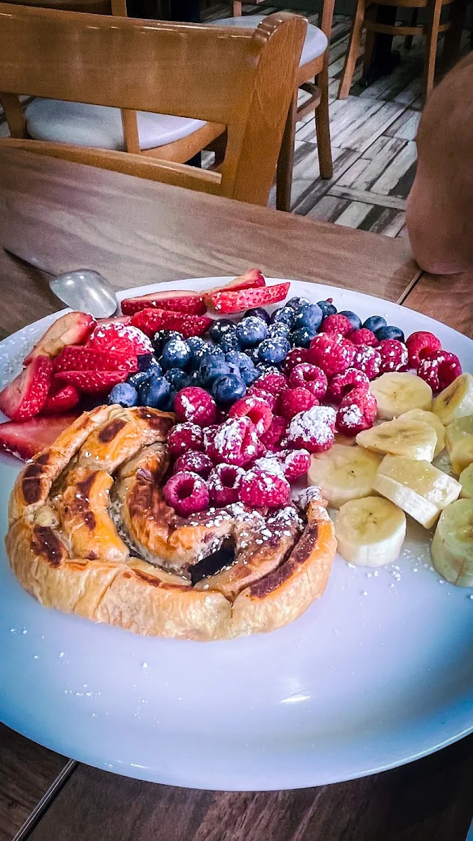Brioche with Fruits and English Cream