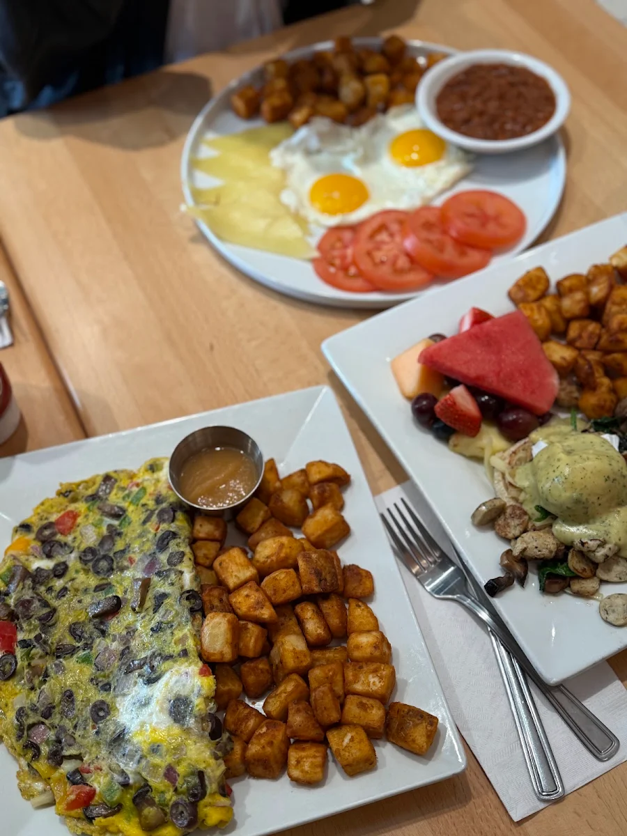 Vegetarian Omelette with Hashbrown and Toast