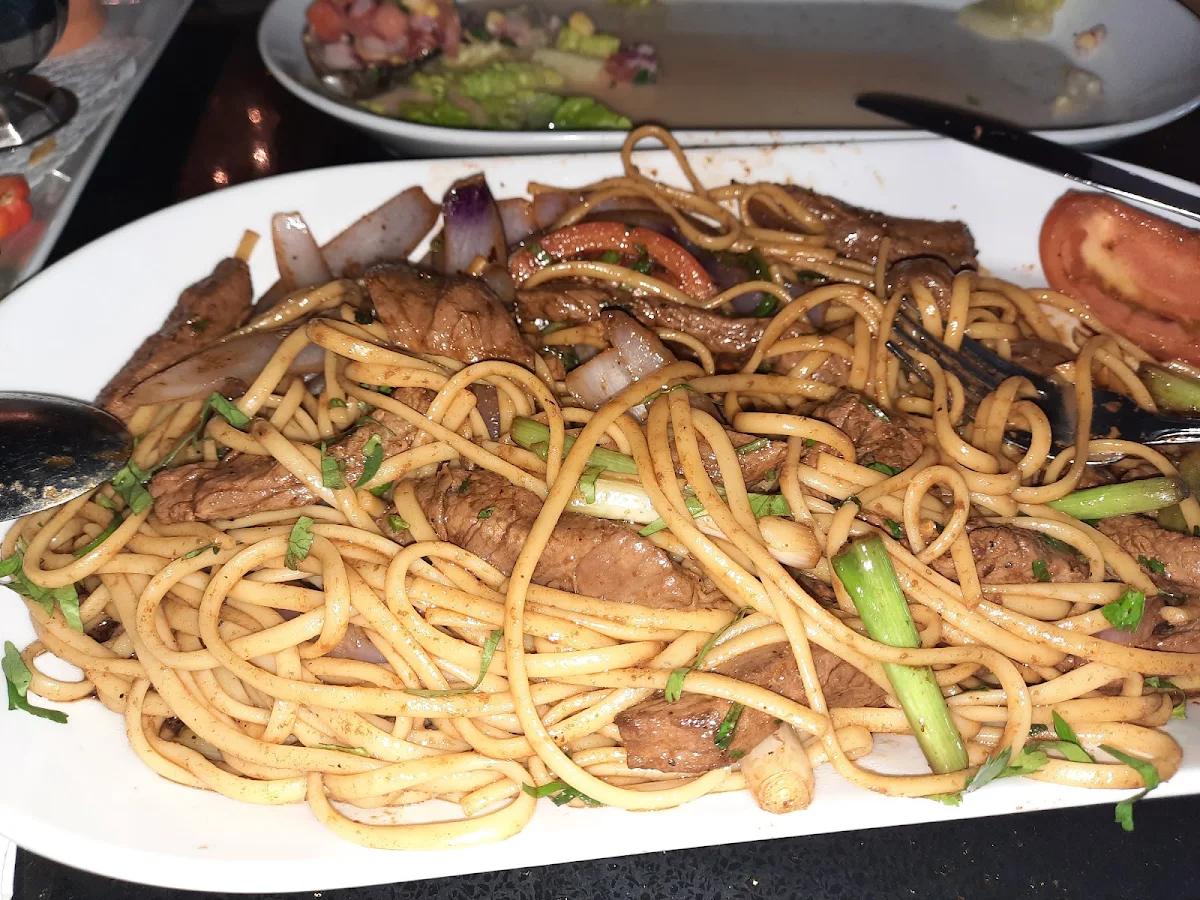 Tallarín Saltado Carne O Pollo