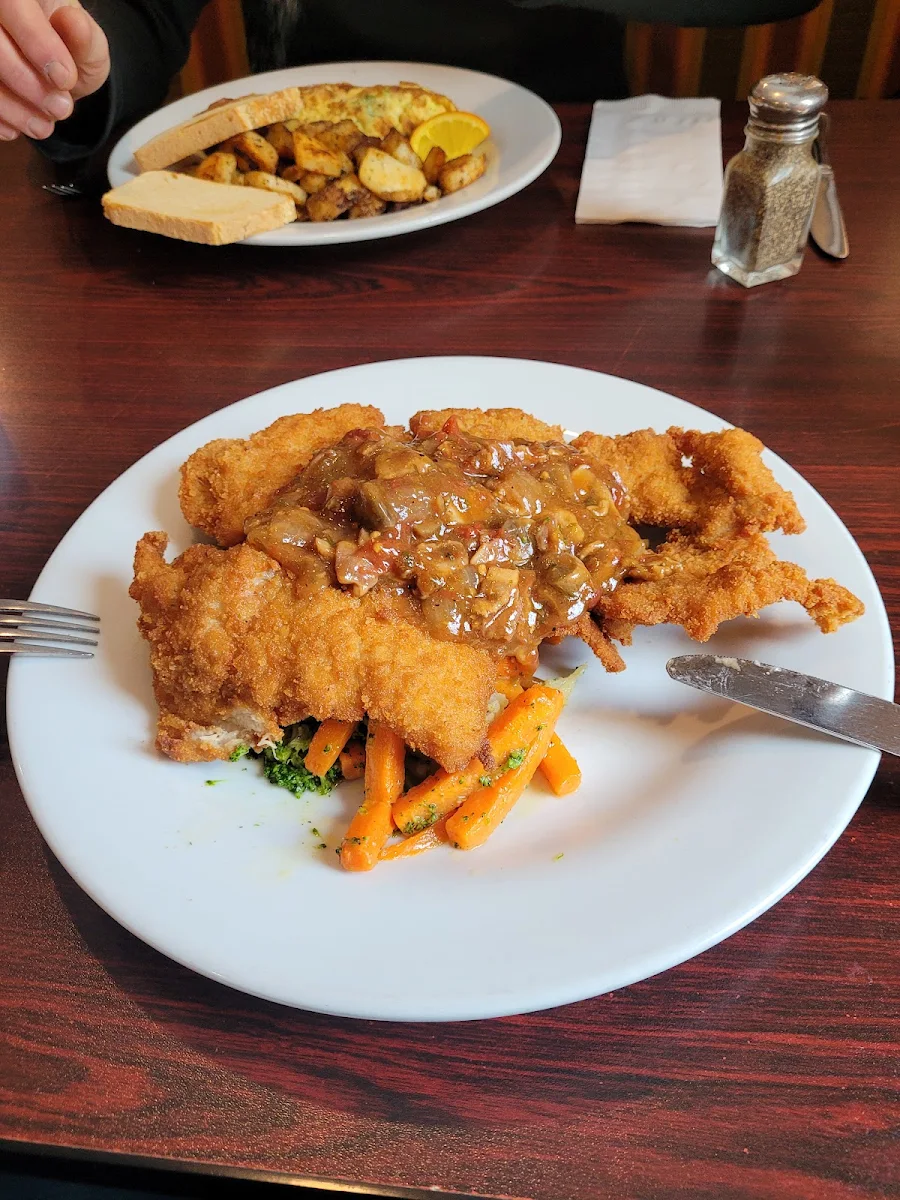 Chicken Schnitzel w Hunter Sauce