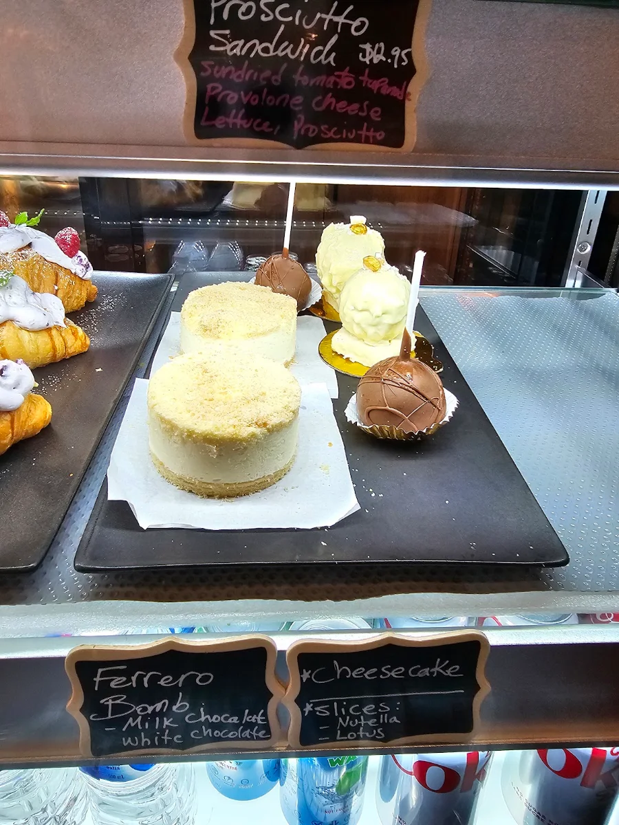 Ferrero Bomb and Cheesecake