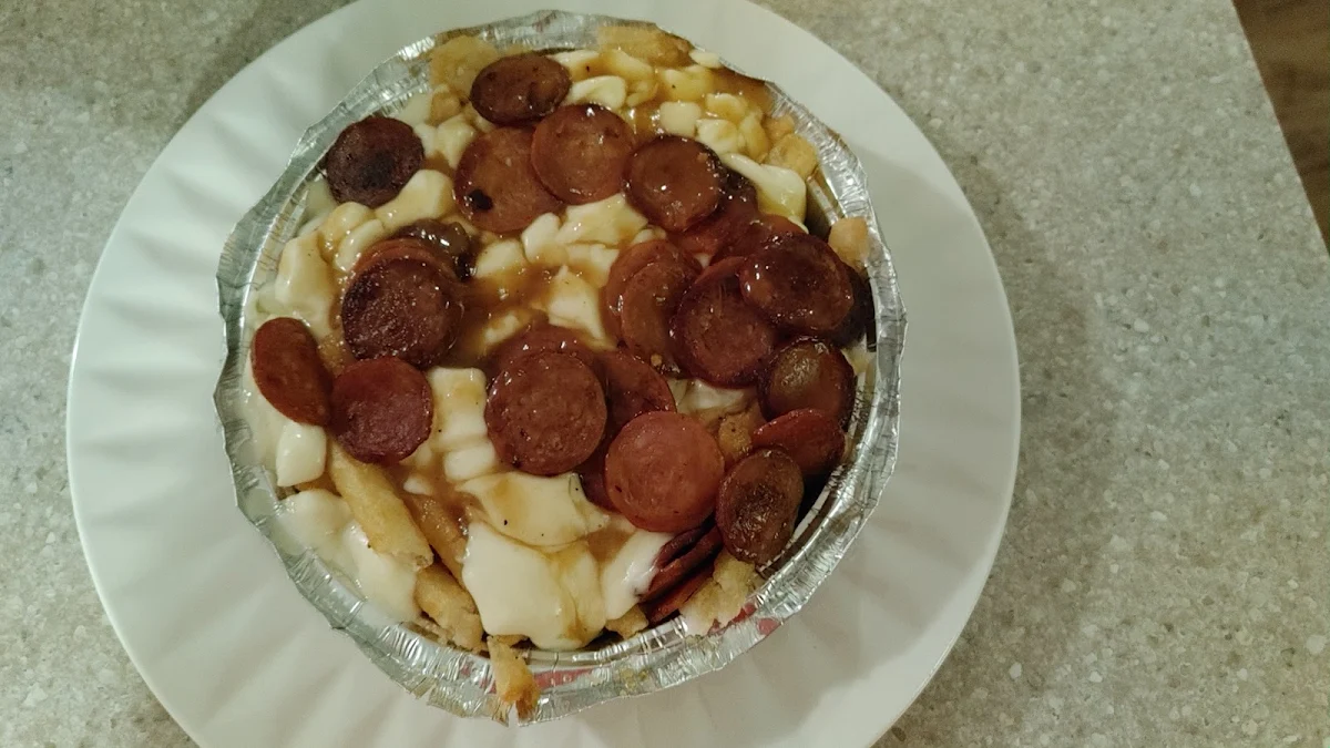 Saucisse Poutine, Pizza Maximum - Saint-Jérôme