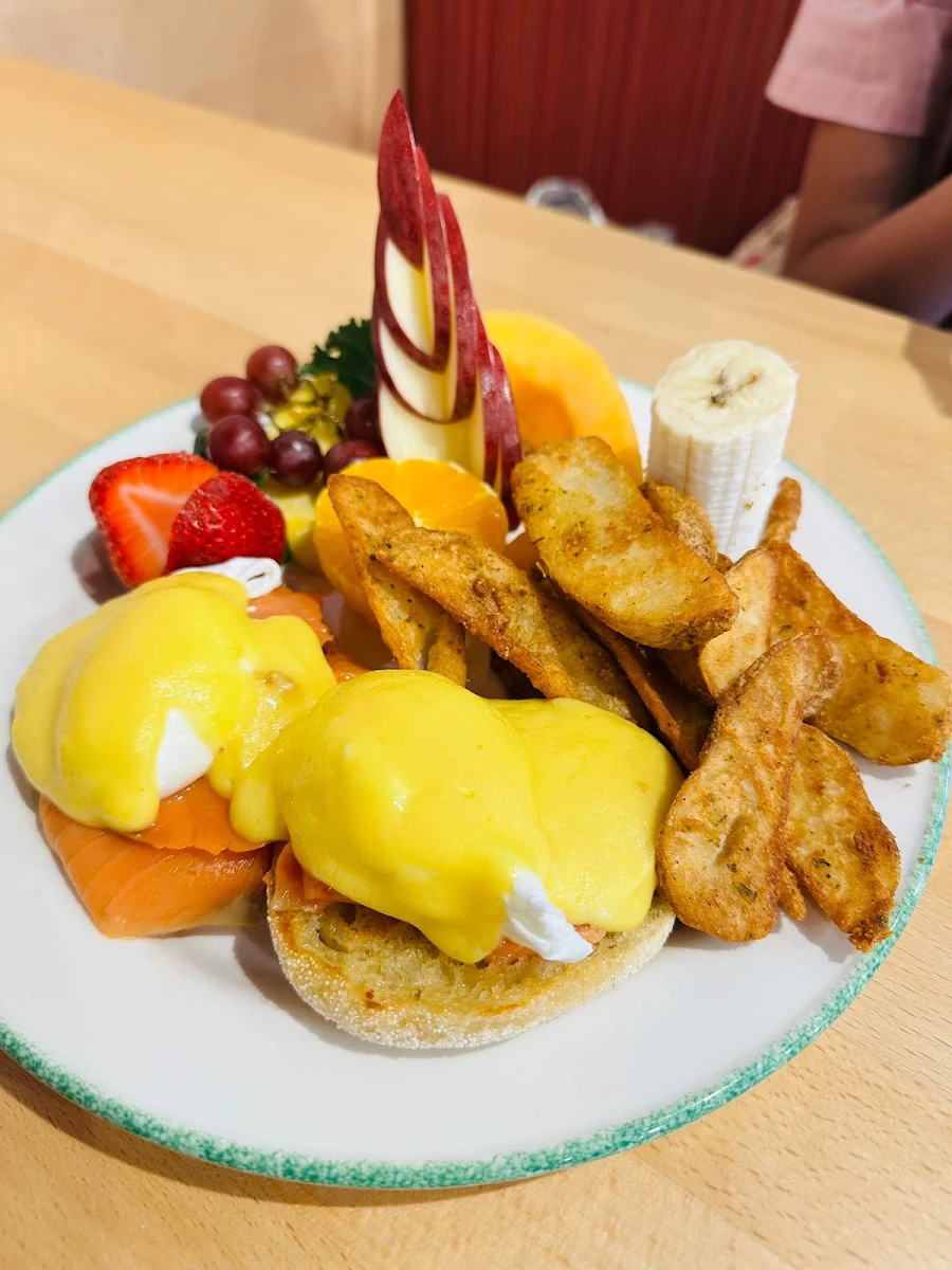 Tomato Bacon and Green Onion Eggs Benedict