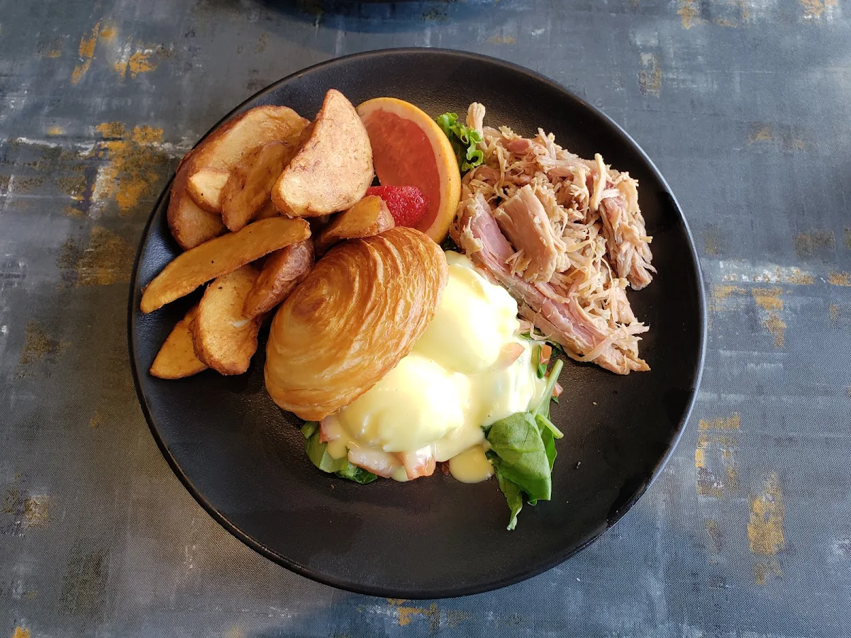 Bénédictine Au Épinards Sur Pain Croissant