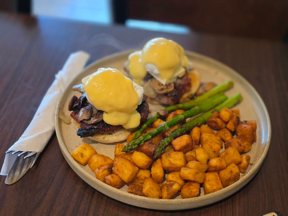 Eggs Benedict 6 Oz New-York Steak