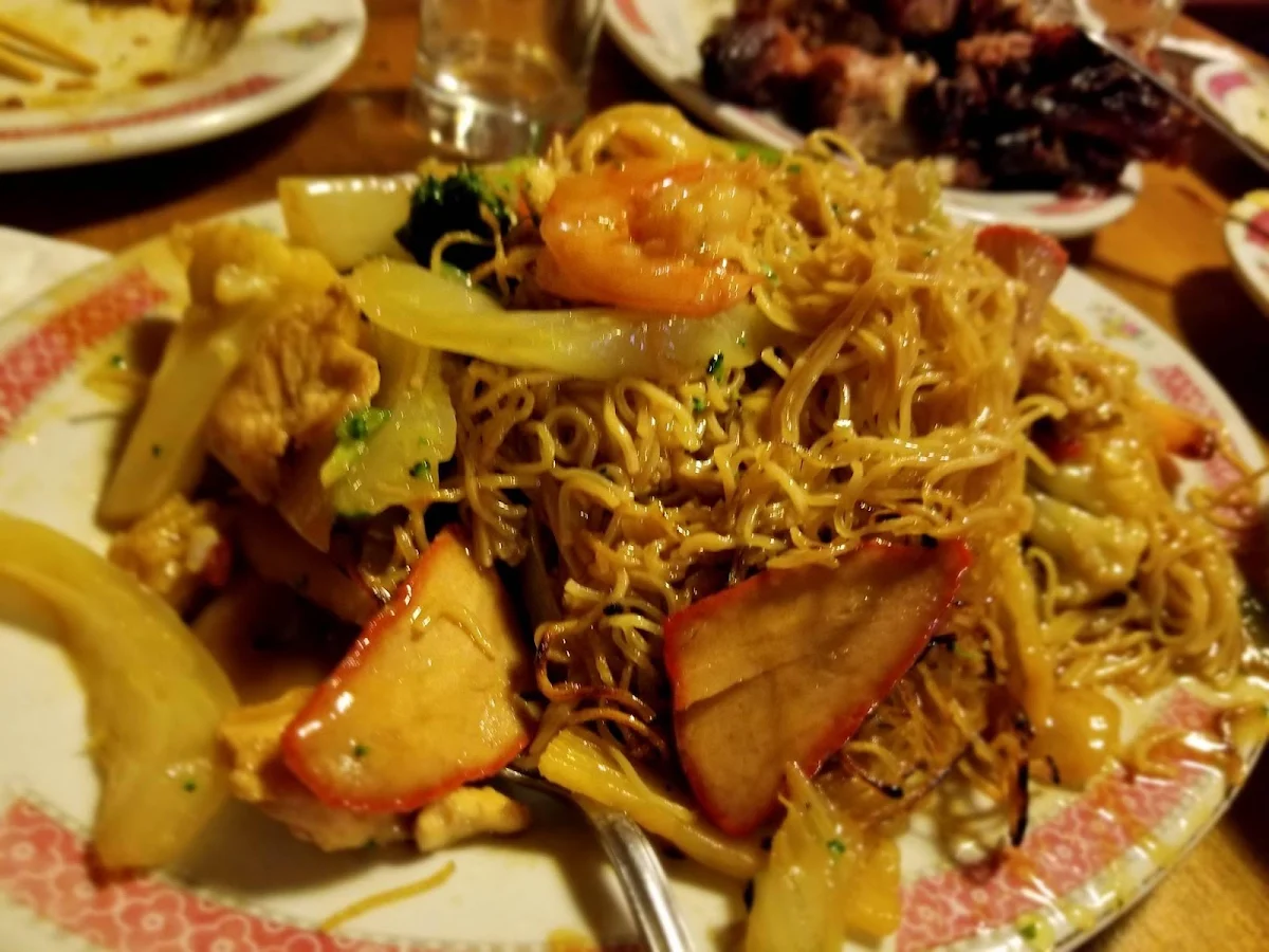 House Bird's Nest with BBQ Pork Shrimps Chicken and Vegetables