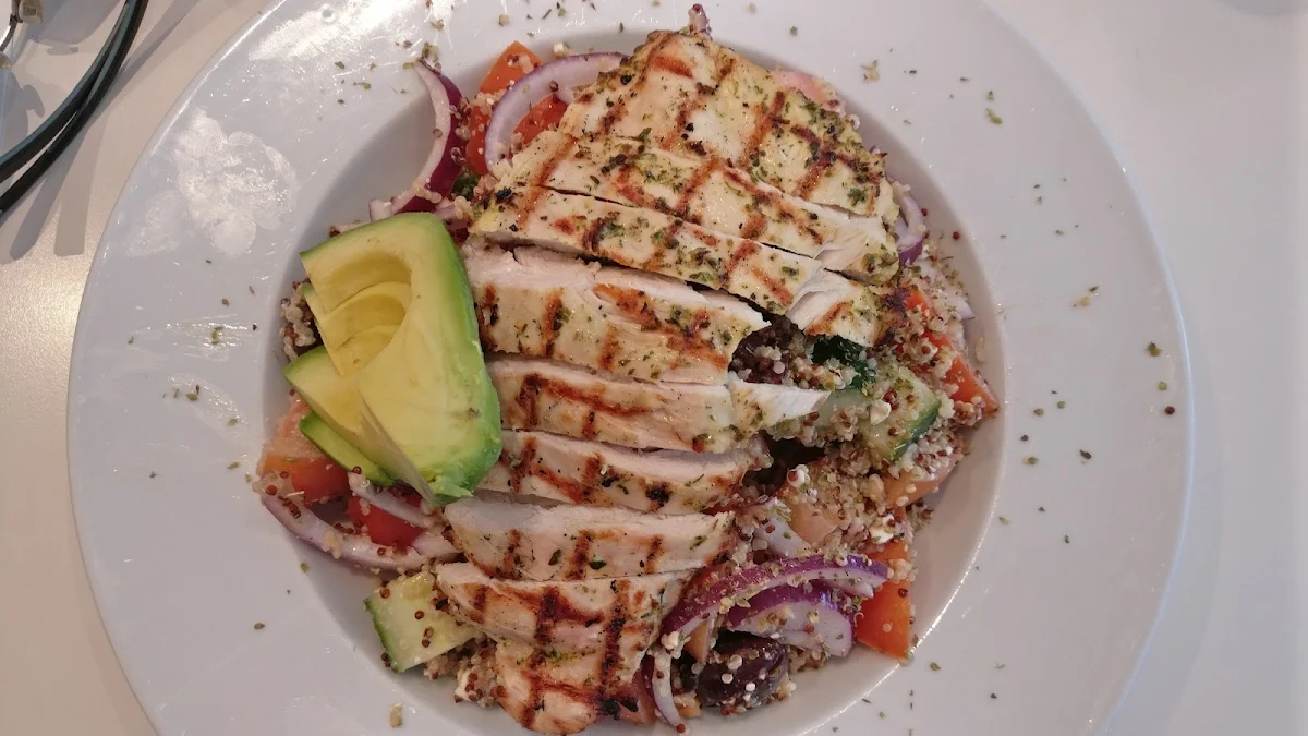Quinoa Salad with Grilled Chicken and Avocado