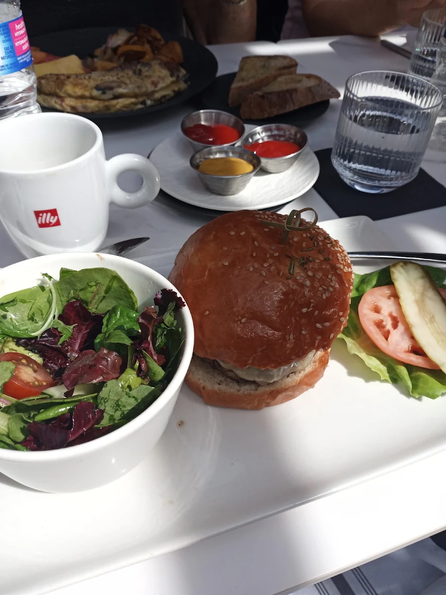 Hamburger with Side Salad