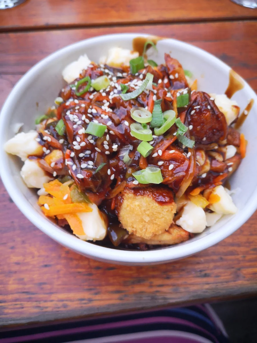 Poutine Général Tao Sauce Général Tao Fromage En Grain Légumes Et Tofu Pané