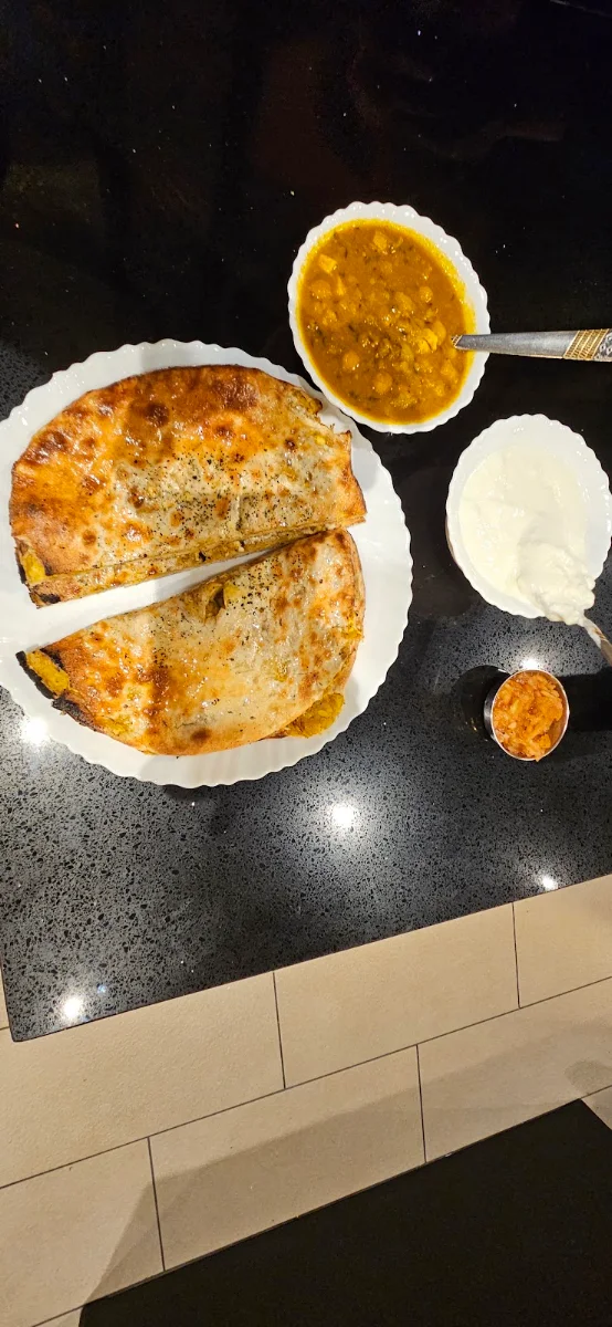 Cheese Naan with Gravy