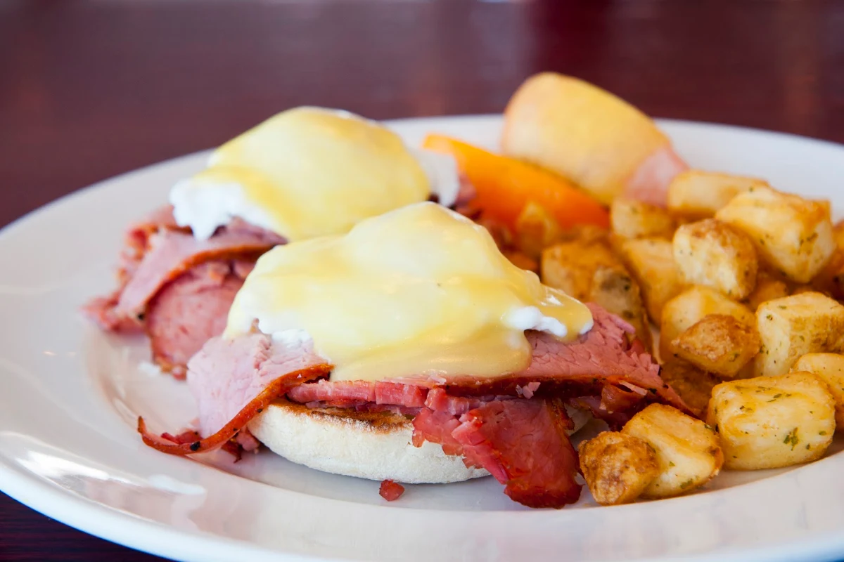 Classique Benedictine Eggs Benedict