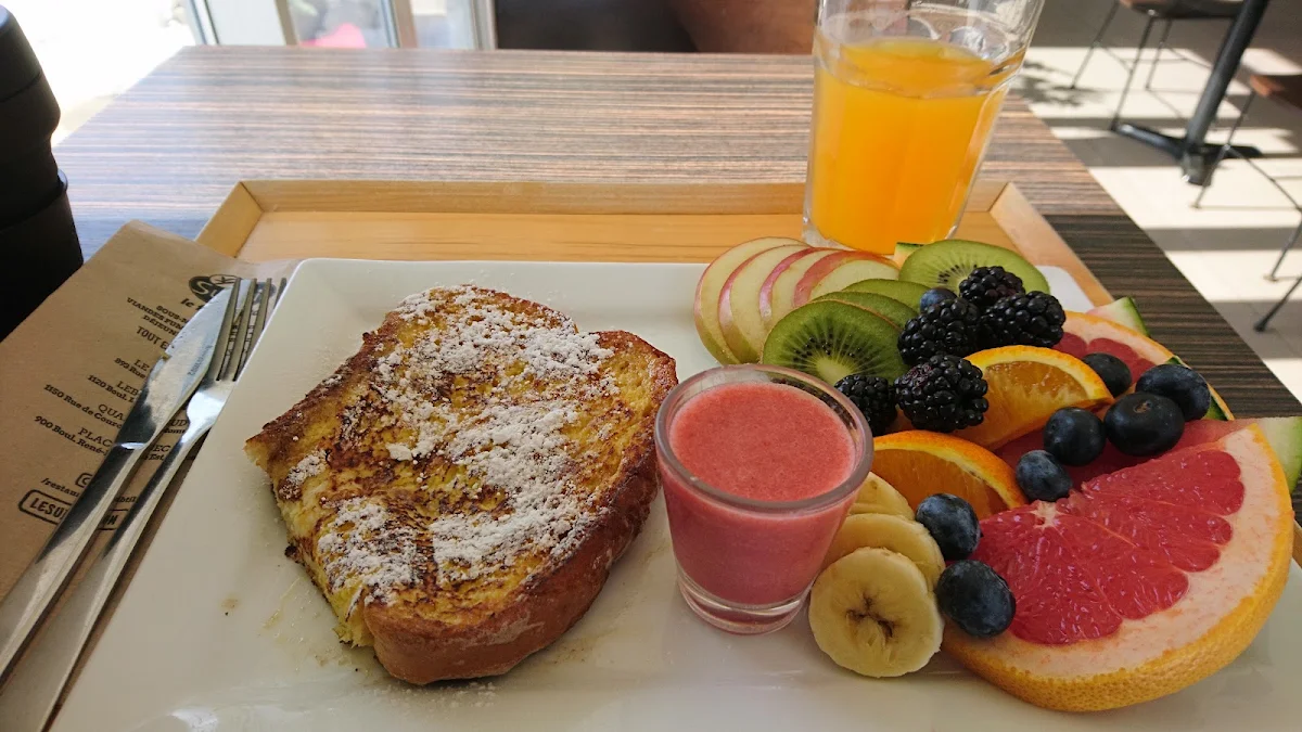 Choix d'une Gaufre Ou d'un Pain Doré Avec Quelques Fruits