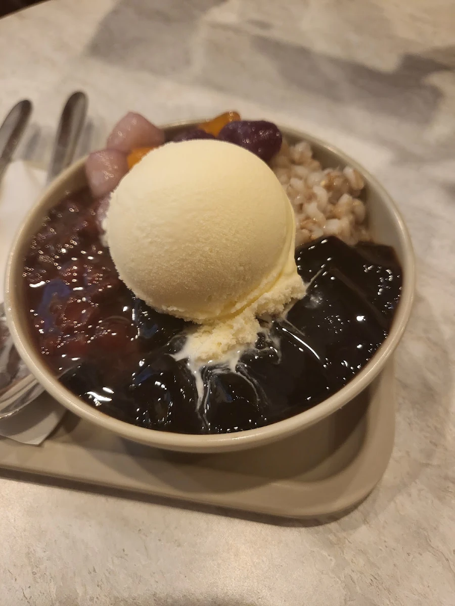 Taro Balls & Grass Jelly with Ice Cream in Van Ice