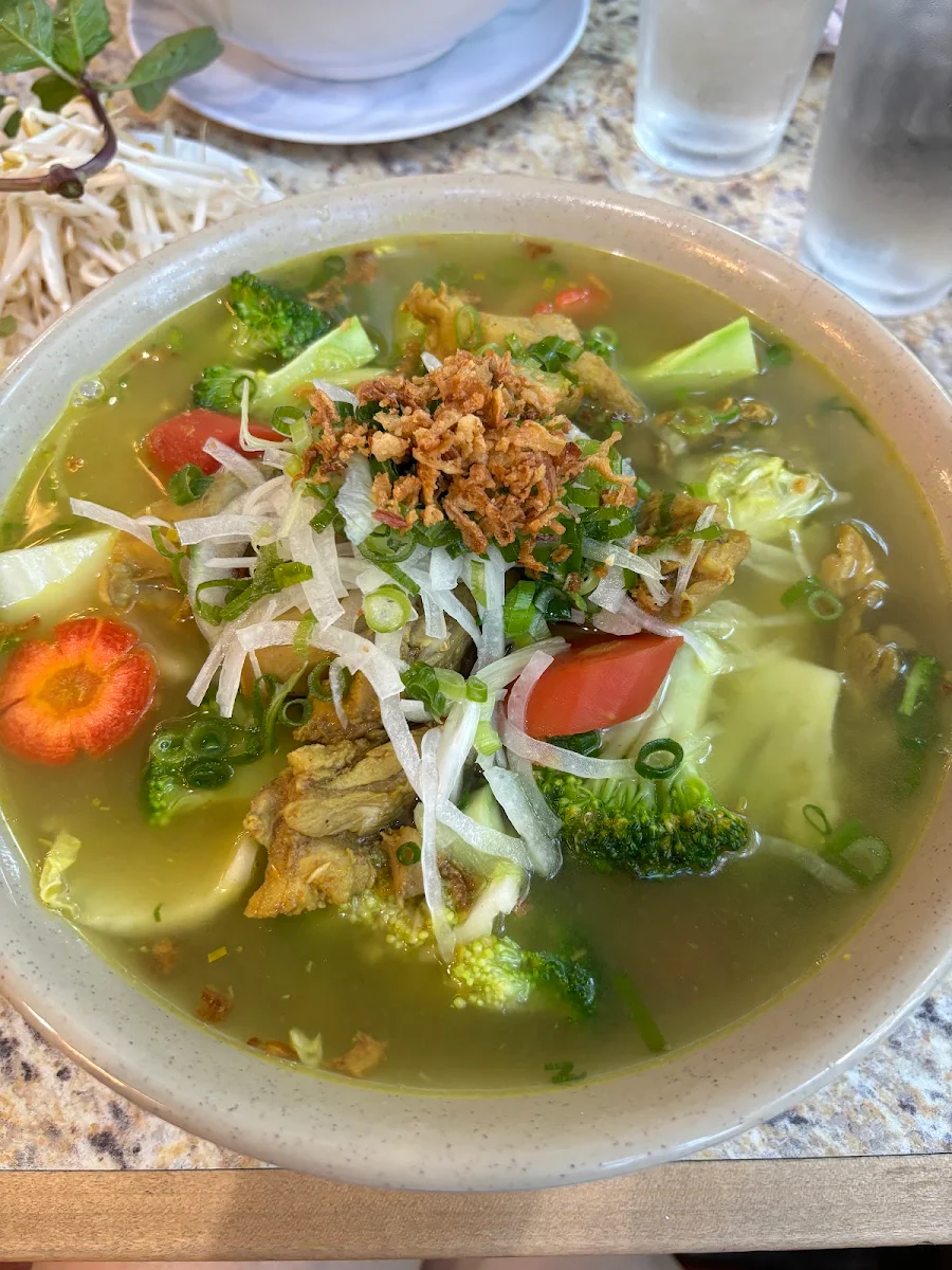 Vegetable Phnom Penh with Yellow Noodle in Soup MI Rau Cải Phnom Penh