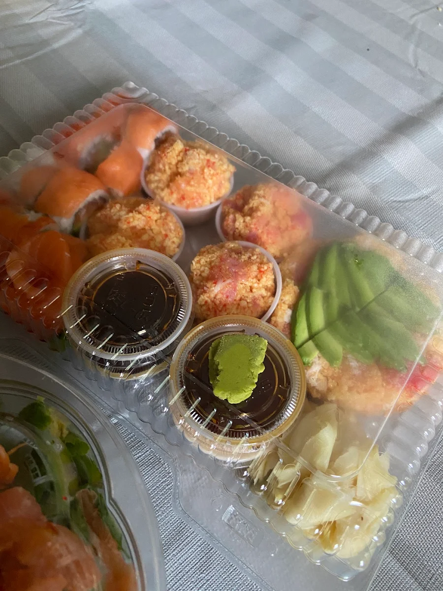 Salmon Avocado Maki