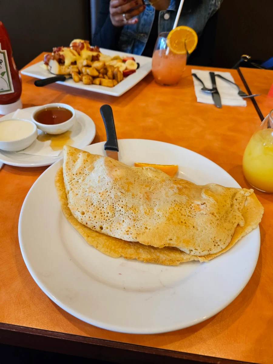 Crêpes Bananes Et Fraises Avec Crème Anglaise Et Sirop d'érable