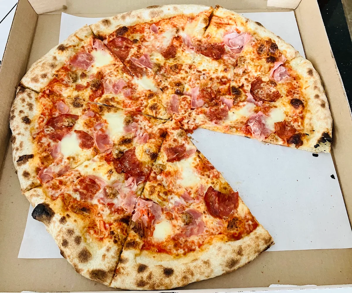 H's Hawaiian Pizza 10