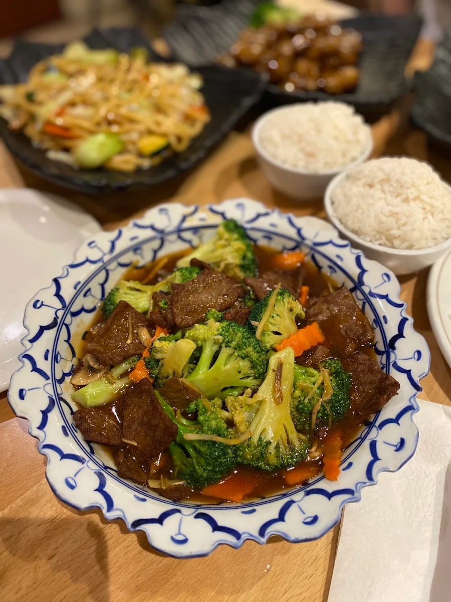 Tranches de Boeuf Et Brocoli Sauté W Slices Of Beef And Sautéed Broccoli