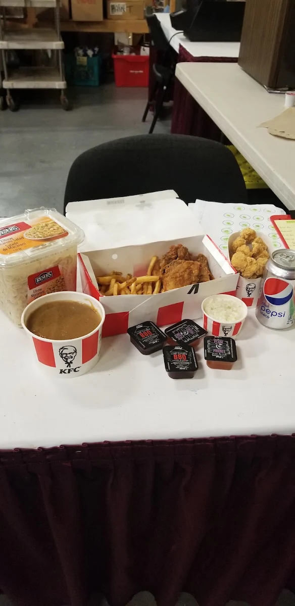 4 Piece Dinner Combo Small Popcorn Chicken Coleslaw and Large Gravy Store Bought Macaroni Salad