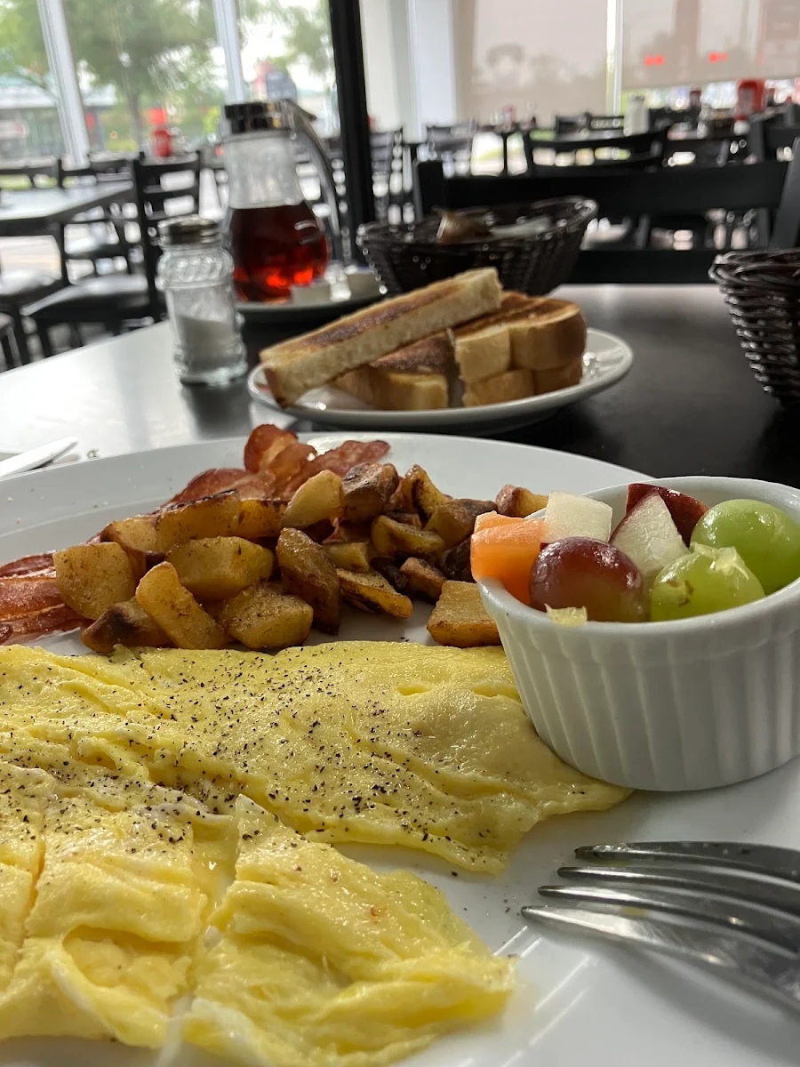 Œufs Et Bacon Accompagné de Fruits Frais