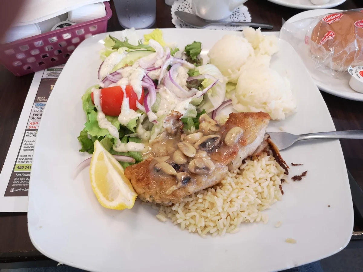 Assiette Aiglefin Sur Riz Salade Verte