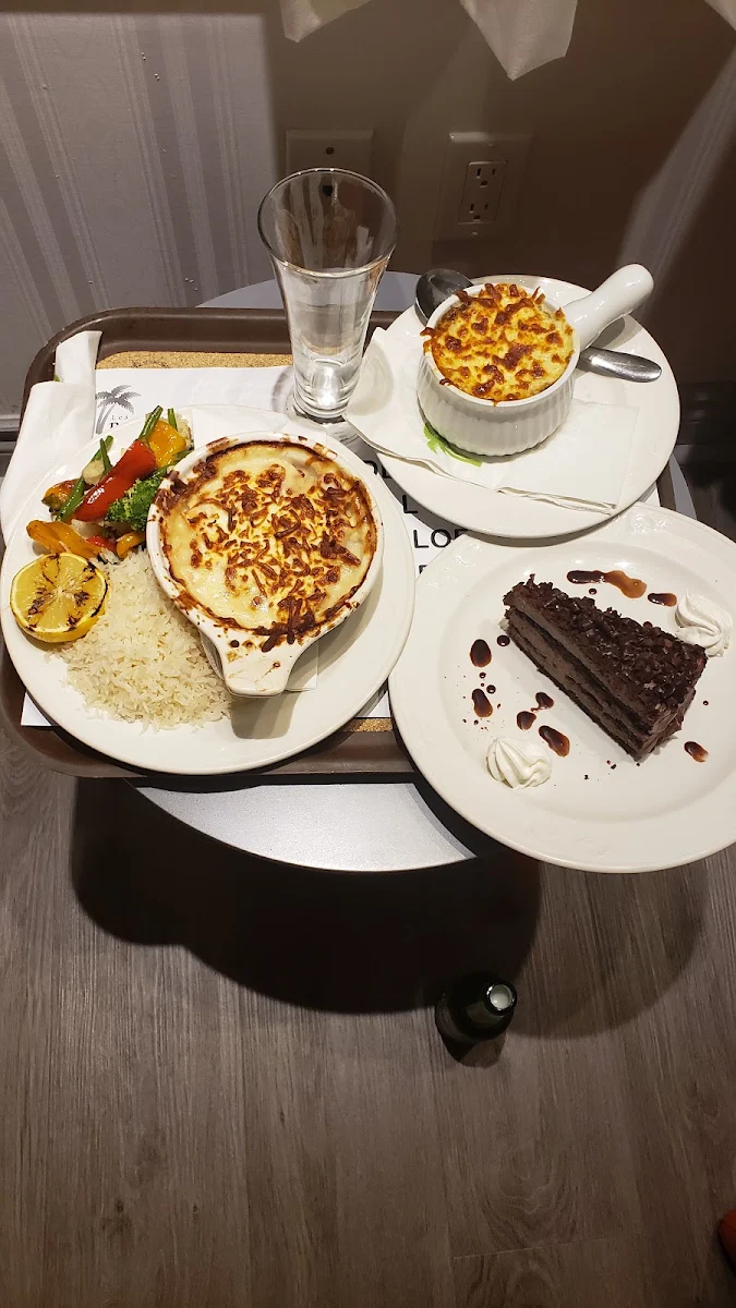 Cassolette de Fruits de Mer Soupe À l'oignon Gratinée Gateaux Au Chocolat Classique