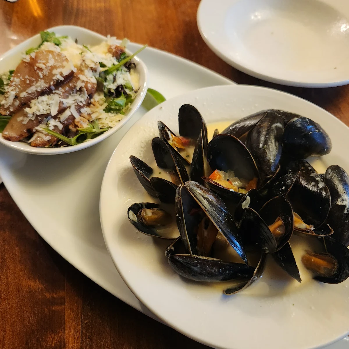 Mussels with Pear and Arugula Side Salad