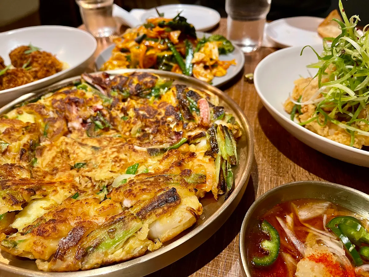 seafood green onion pancake 해물 파전
