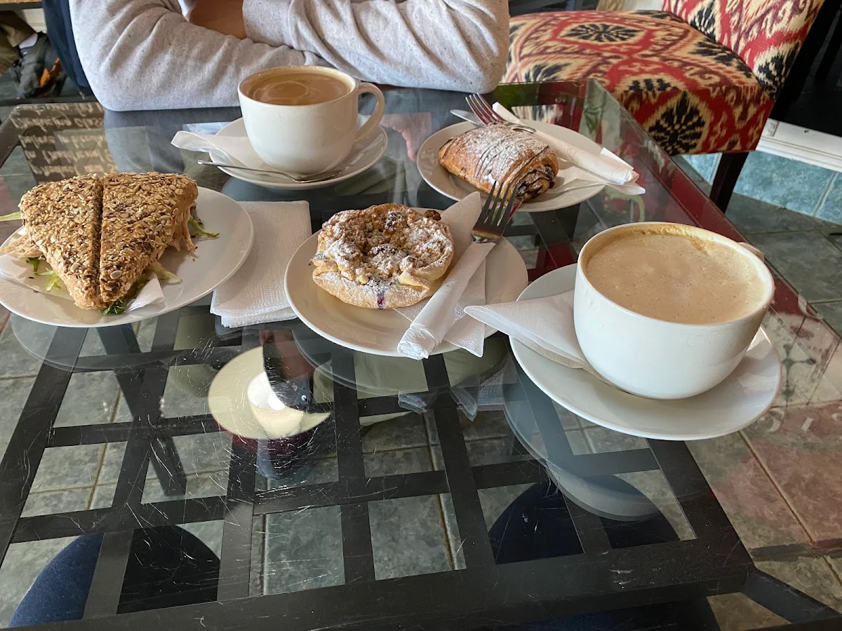 Swissie with Cheese Chocolat Croissant Streuselkuchen Mit Pfursich& Himbeere Cappuccino